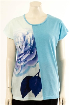Frisk sommer t-shirt med blomst i blå